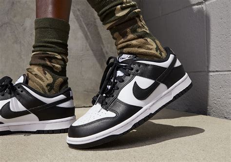 nike dunk low panda 2022.